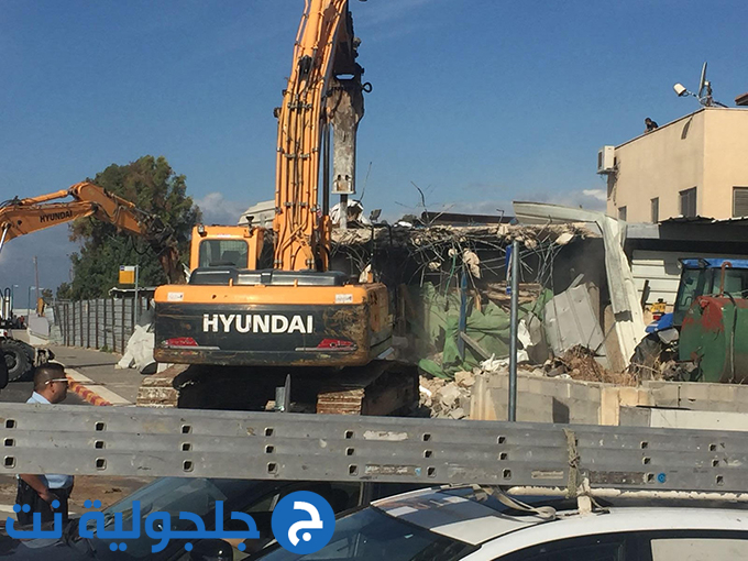 جرافات البلدية تهدم بيتين لعائلة أبو غنيم في مدينة اللد